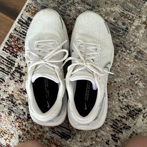 Women’s Nike invincible 2’s size 8.5